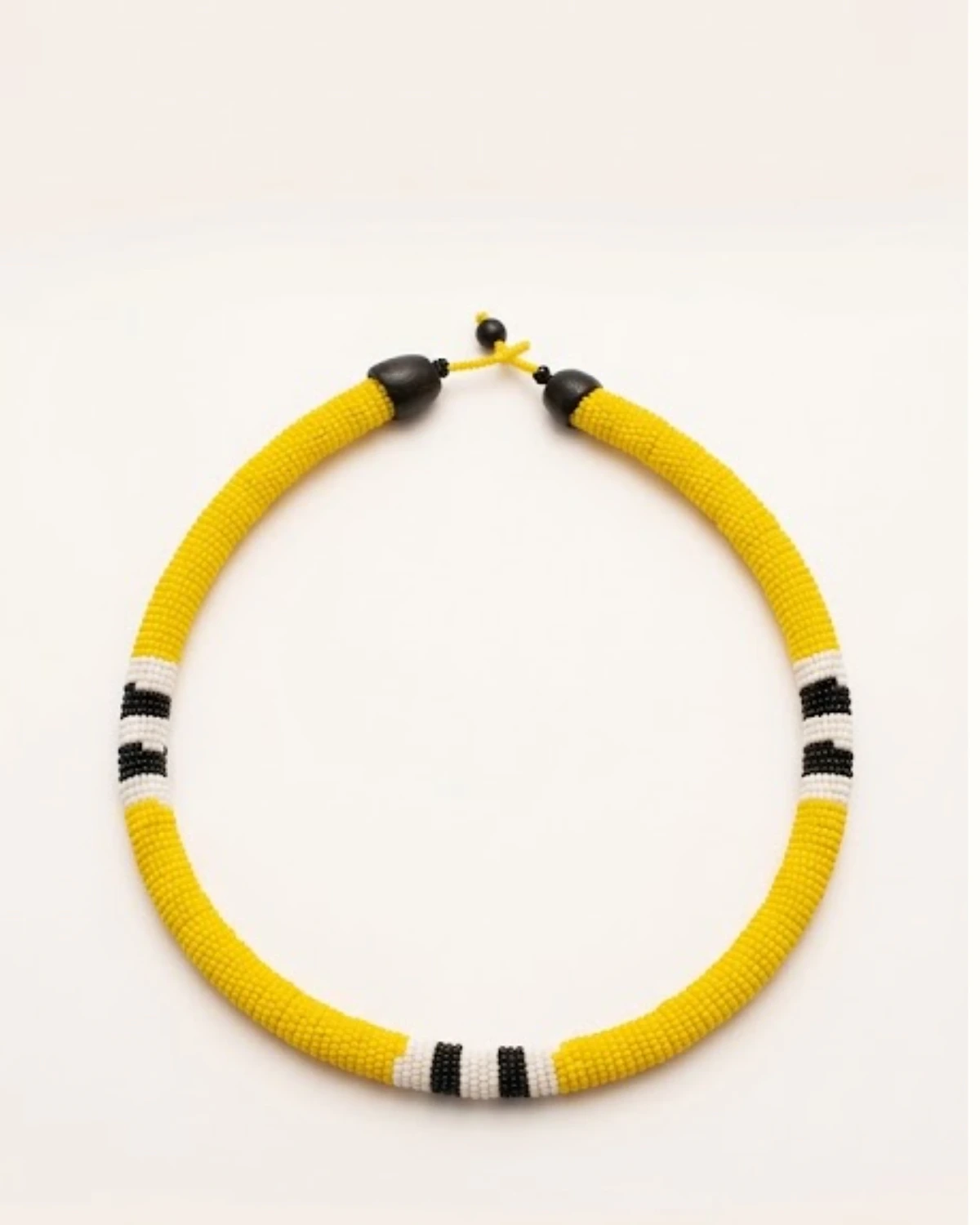 Colar Cobra Coral  Kuikuro  Amarelo – Artesanato Indígena do Alto Xingu