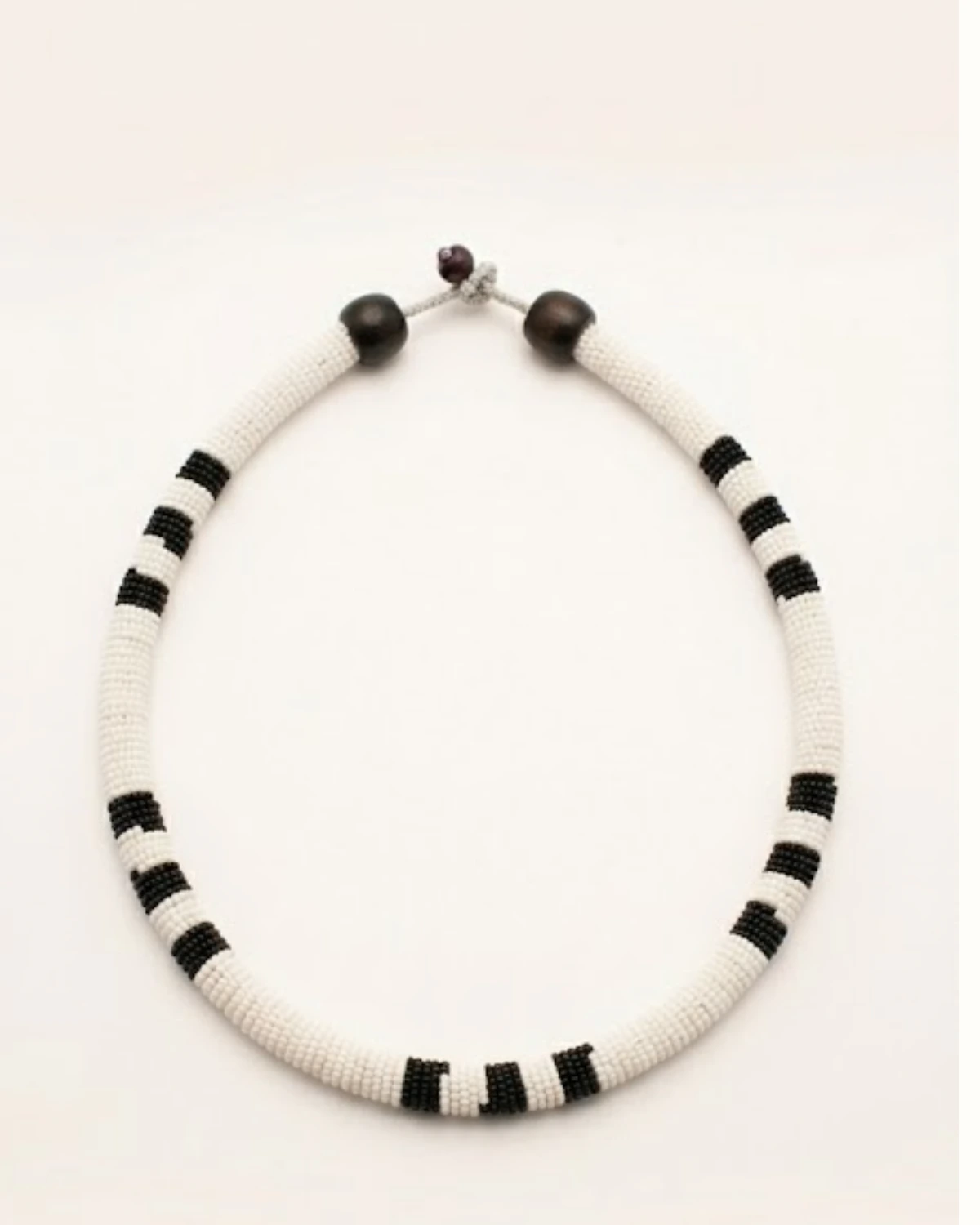 Colar Cobra Coral Kuikuro – Branco- Artesanato Indígena do Alto Xingu
