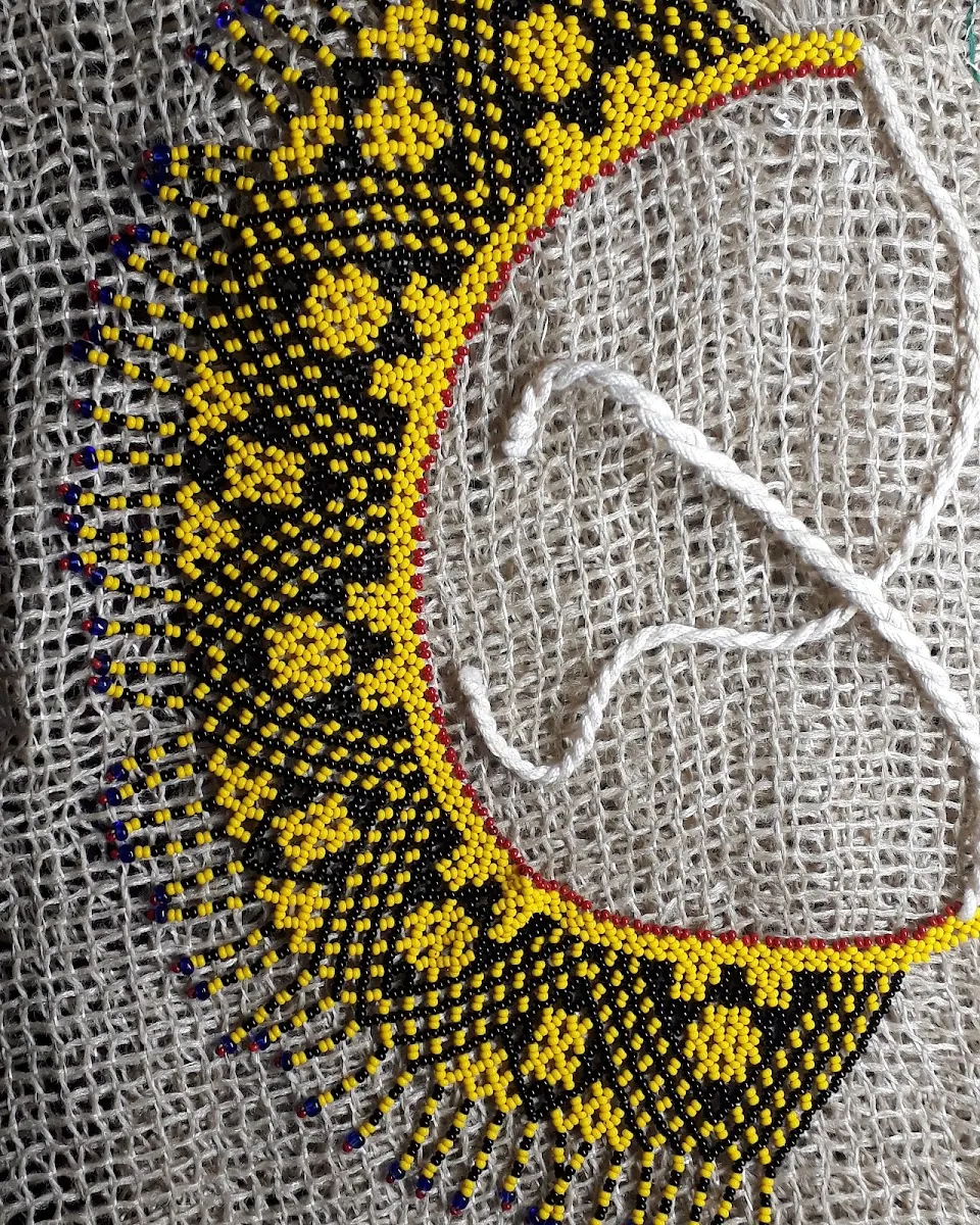 Detalhe de colar indígena tecido em ponto peyote real da Huluki